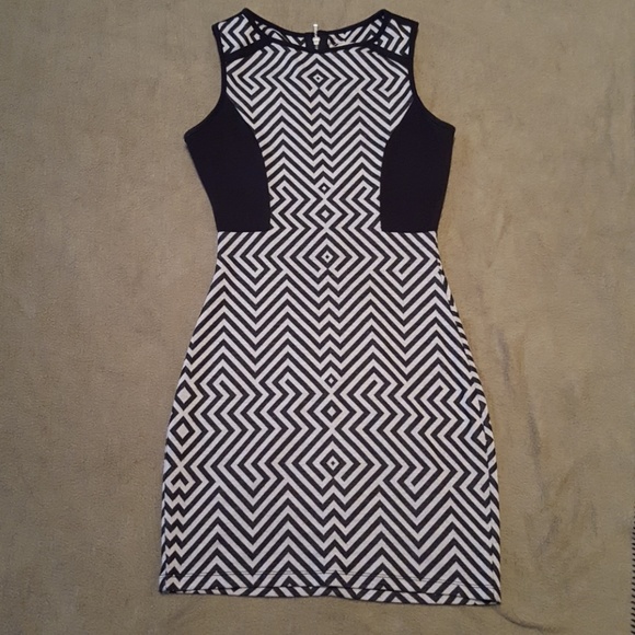 XS Arden B - Black & Grey Geometric Dress w/ Belt - Picture 1 of 7